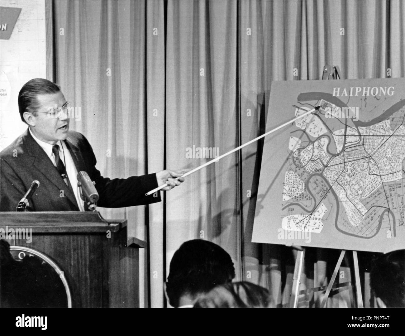 6 luglio 2009 - Washington, Distretto di Columbia, Stati Uniti - Washington DC - Luglio 6, 2009 -- ex Stati Uniti Segretario della Difesa Robert S. McNamara, architetto della guerra del Vietnam, è morto nel suo sonno nella sua casa di Washington nelle prime ore del mattino di lunedì 6 luglio, 2009. McNamara, che ha servito come segretario della difesa sotto la guida dei presidenti Kennedy e Johnson, era 93. Questo file foto da Giugno 29, 1966 mostra McNamara che puntano a una mappa di Haiphong, Vietnam del Nord che mostra la posizione dei depositi di olio che sono stati bombardati da U.S. Getti il 29 giugno 1966. Altri depositi quanto più vicino a 2 miglia dal centro di Hanoi Foto Stock