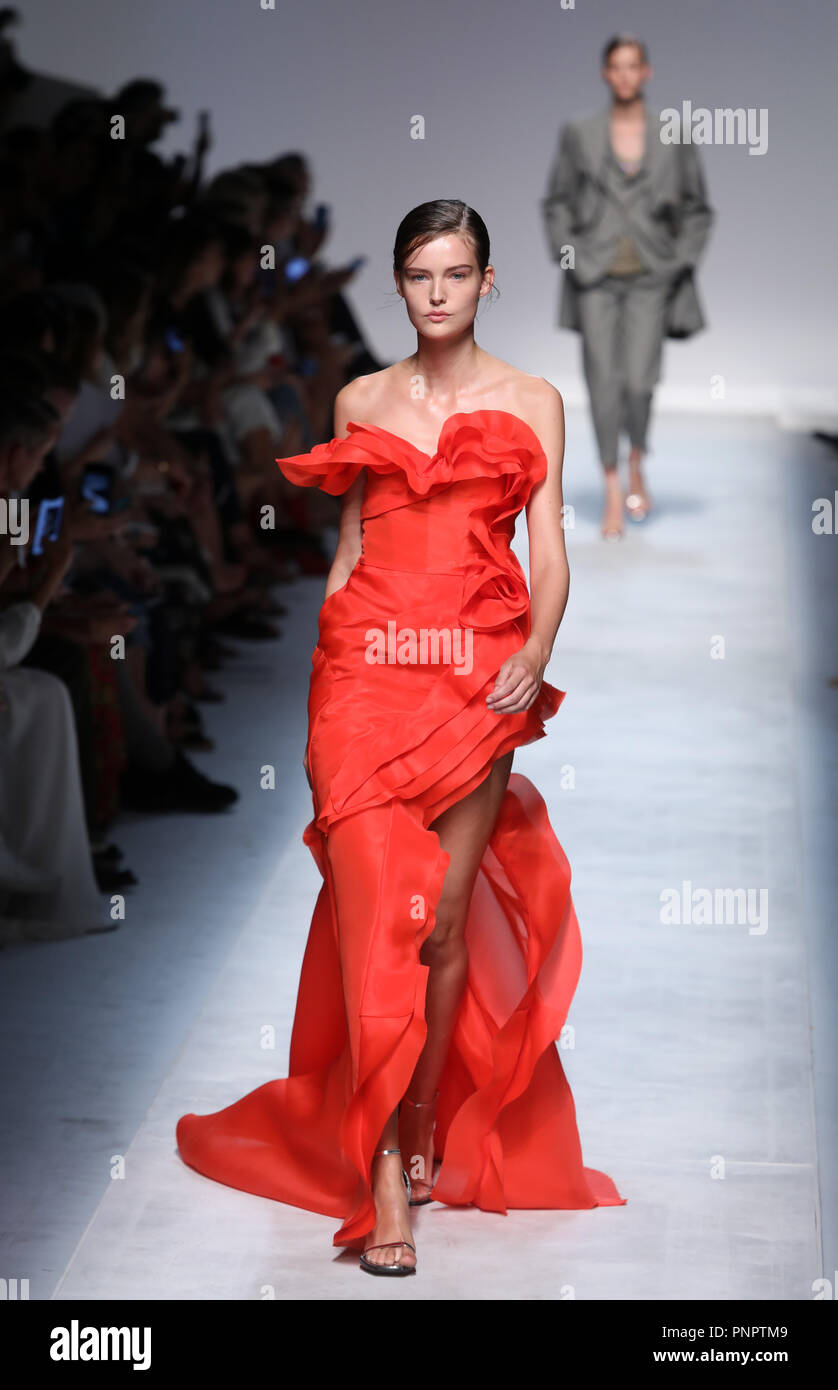 Milano. Il 22 settembre, 2018. Un modello presenta una creazione di Ermanno Scervino durante la settimana della moda milanese Primavera/Estate 2019 di Milano, Italia, il 7 settembre 22, 2018. Credito: Xinhua/Alamy Live News Foto Stock