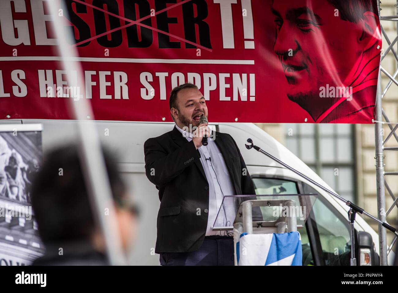 Monaco di Baviera, Germania. Il 22 settembre, 2018. Damian Lohr della Junge alternativa. Questo Oktoberfest sabato il lontano-diritto di estrema destra alternativa per la Germania (AFD) partito organizzato due manifestazioni nel centro di Monaco, uno a Max Joseph Platz e il secondo a Stachus. Alla riunione hanno partecipato a numerose figure di estrema destra dello spettro, compreso il neo-nazisti, Heinz Meyer di Pegida Monaco di Baviera che si trova sotto il terrorismo il monitoraggio e i membri dell'Identitaere estremisti Bewegung. Credito: Sachelle Babbar/ZUMA filo/Alamy Live News Foto Stock