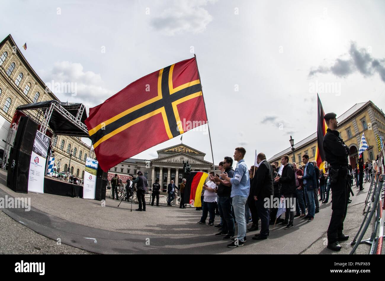 Monaco di Baviera, Germania. Il 22 settembre, 2018. Questo Oktoberfest sabato il lontano-diritto di estrema destra alternativa per la Germania (AFD) partito organizzato due manifestazioni nel centro di Monaco, uno a Max Joseph Platz e il secondo a Stachus. Alla riunione hanno partecipato a numerose figure di estrema destra dello spettro, compreso il neo-nazisti, Heinz Meyer di Pegida Monaco di Baviera che si trova sotto il terrorismo il monitoraggio e i membri dell'Identitaere estremisti Bewegung. Credito: Sachelle Babbar/ZUMA filo/Alamy Live News Foto Stock