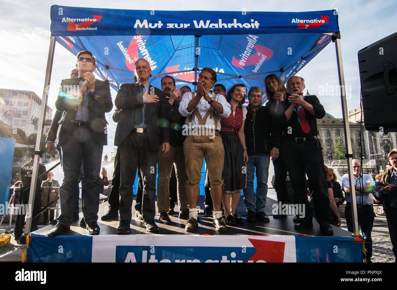 Monaco di Baviera, Germania. Il 22 settembre, 2018. Questo Oktoberfest sabato il lontano-diritto di estrema destra alternativa per la Germania (AFD) partito organizzato due manifestazioni nel centro di Monaco, uno a Max Joseph Platz e il secondo a Stachus. Alla riunione hanno partecipato a numerose figure di estrema destra dello spettro, compreso il neo-nazisti, Heinz Meyer di Pegida Monaco di Baviera che si trova sotto il terrorismo il monitoraggio e i membri dell'Identitaere estremisti Bewegung. Credito: Sachelle Babbar/ZUMA filo/Alamy Live News Foto Stock