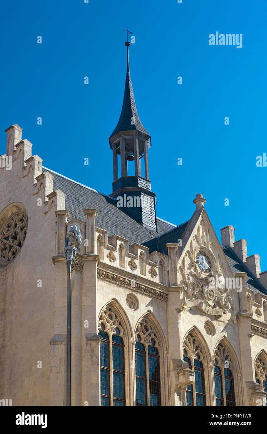 Dettagli architettonici del Municipio in Efrurt, principale città della Turingia in Germania, su una luminosa giornata con cielo blu Foto Stock
