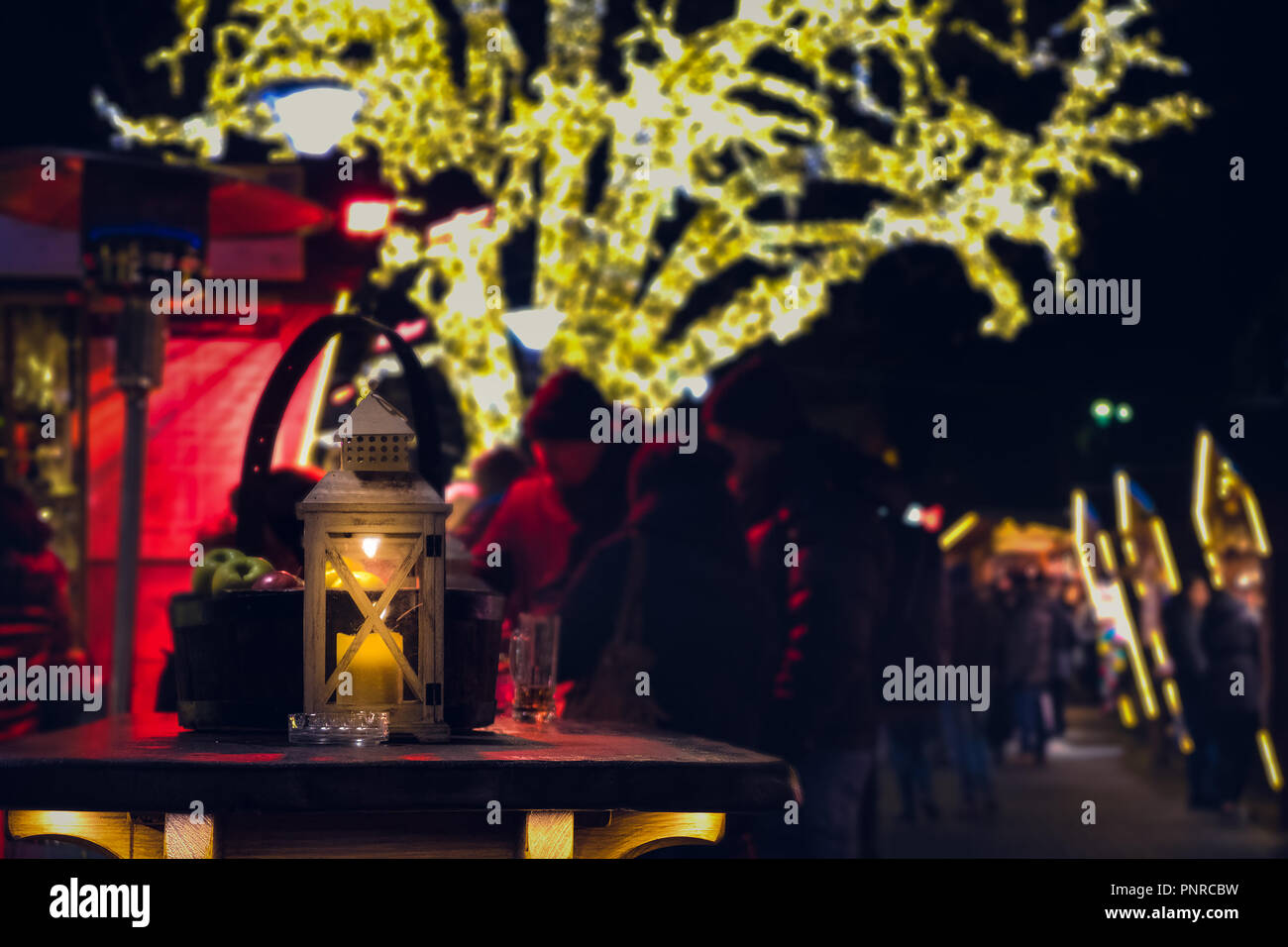 Fanale luce tabella i mercatini di natale di stallo di notte Bressanone Bolzano Europa Foto Stock