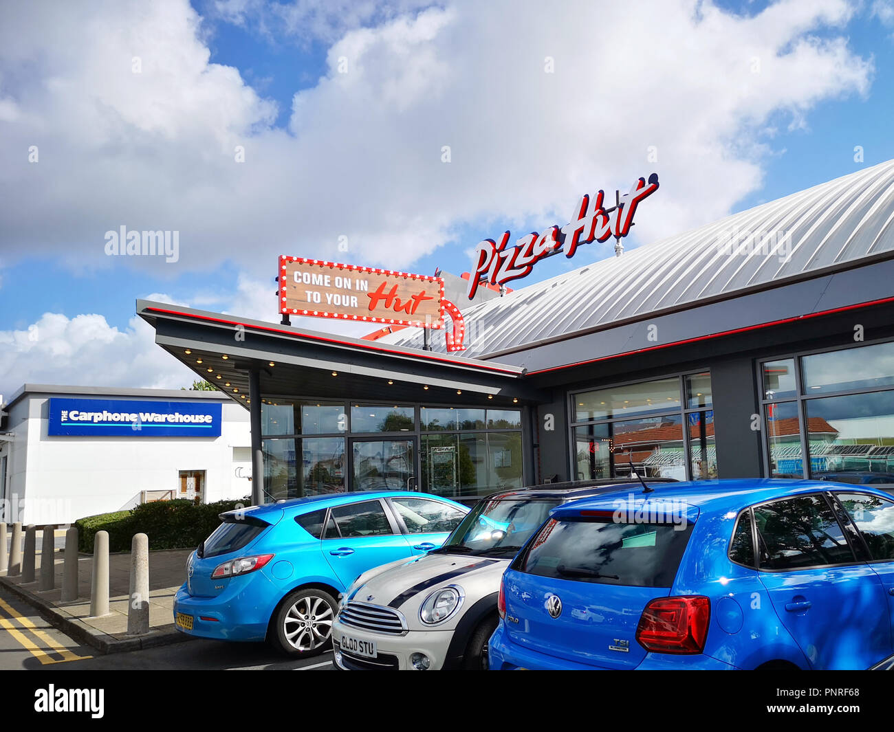 Llanelli, Regno Unito: Settembre, 2018: Pizza Hut insegne commerciali. Pizza Hut è un ristorante Americano in franchising e noto per la sua cucina italo-americano. Foto Stock