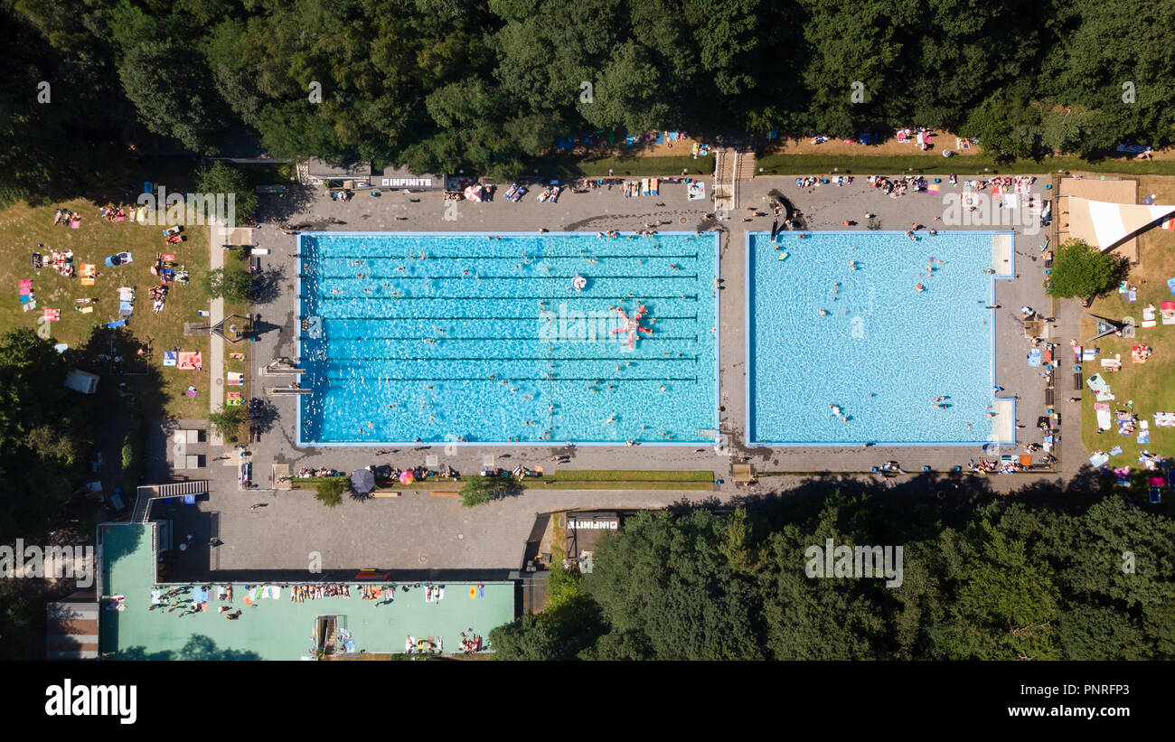 Vista aerea sulla piscina scoperta pubblica in Dabringhausen / Germania Foto Stock