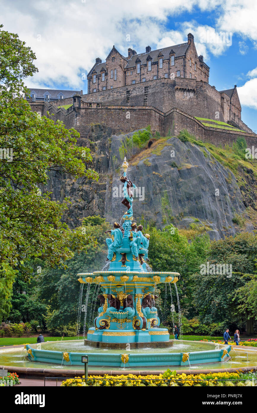 Edimburgo Scozia Princess Street Gardens The Ross Fontana e il castello che si erge sulla collina Foto Stock