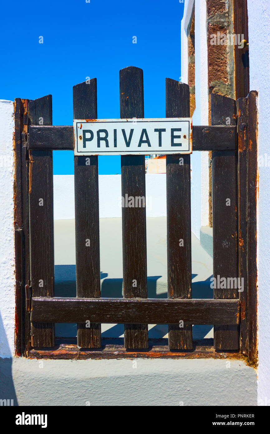 Chiuso portoncino in legno con accesso privato Foto Stock