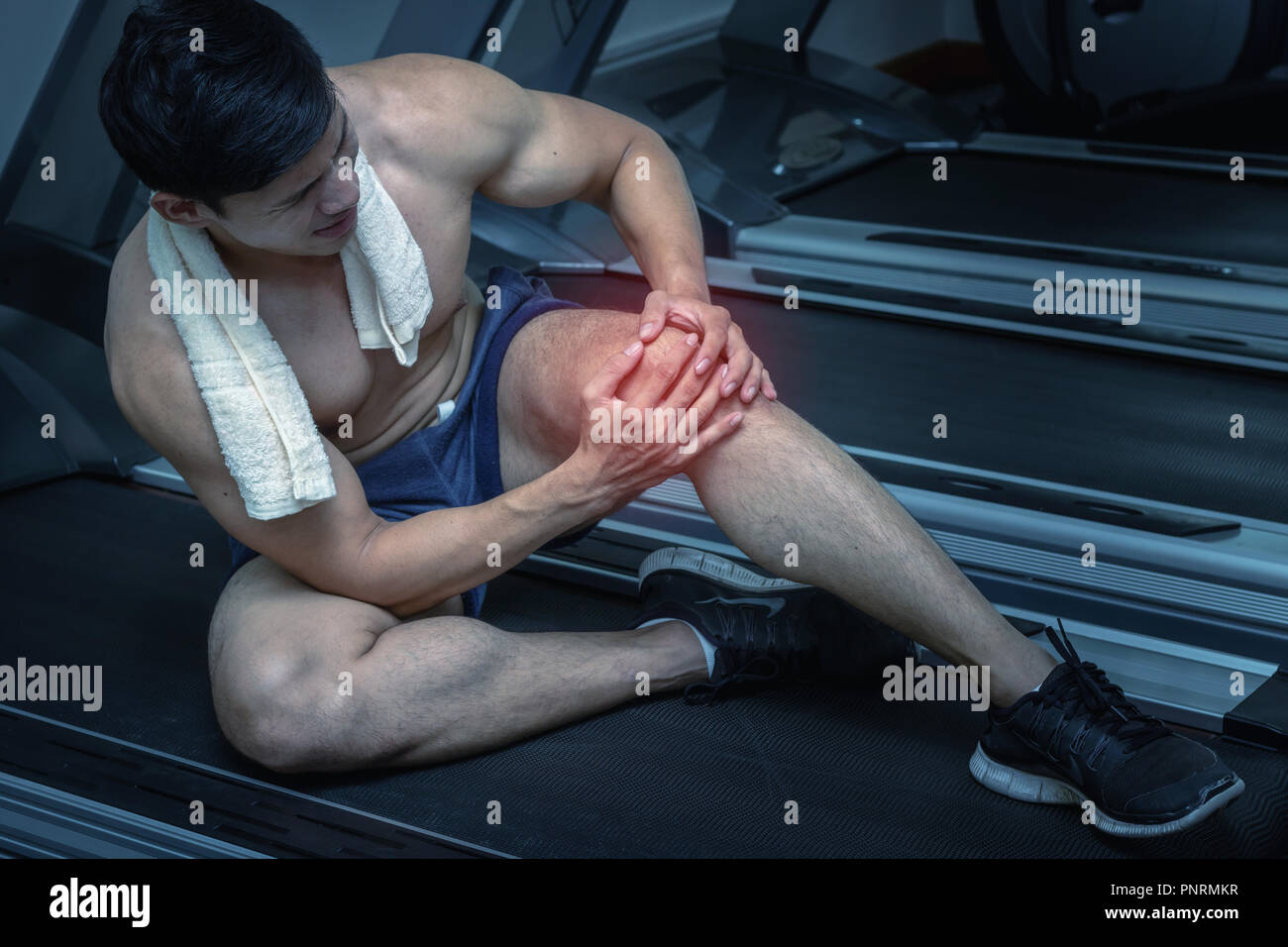 L'uomo lag dolore dopo allenamento al mattino. Foto Stock