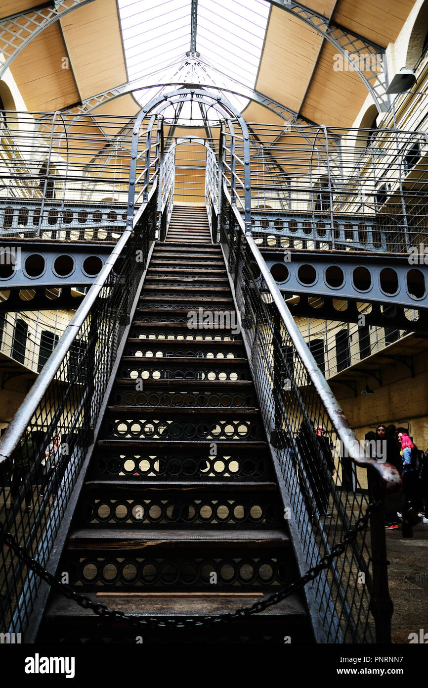 La spettacolare scalinata dell'ala est di Kilmainham Gaol, Dublino Foto Stock