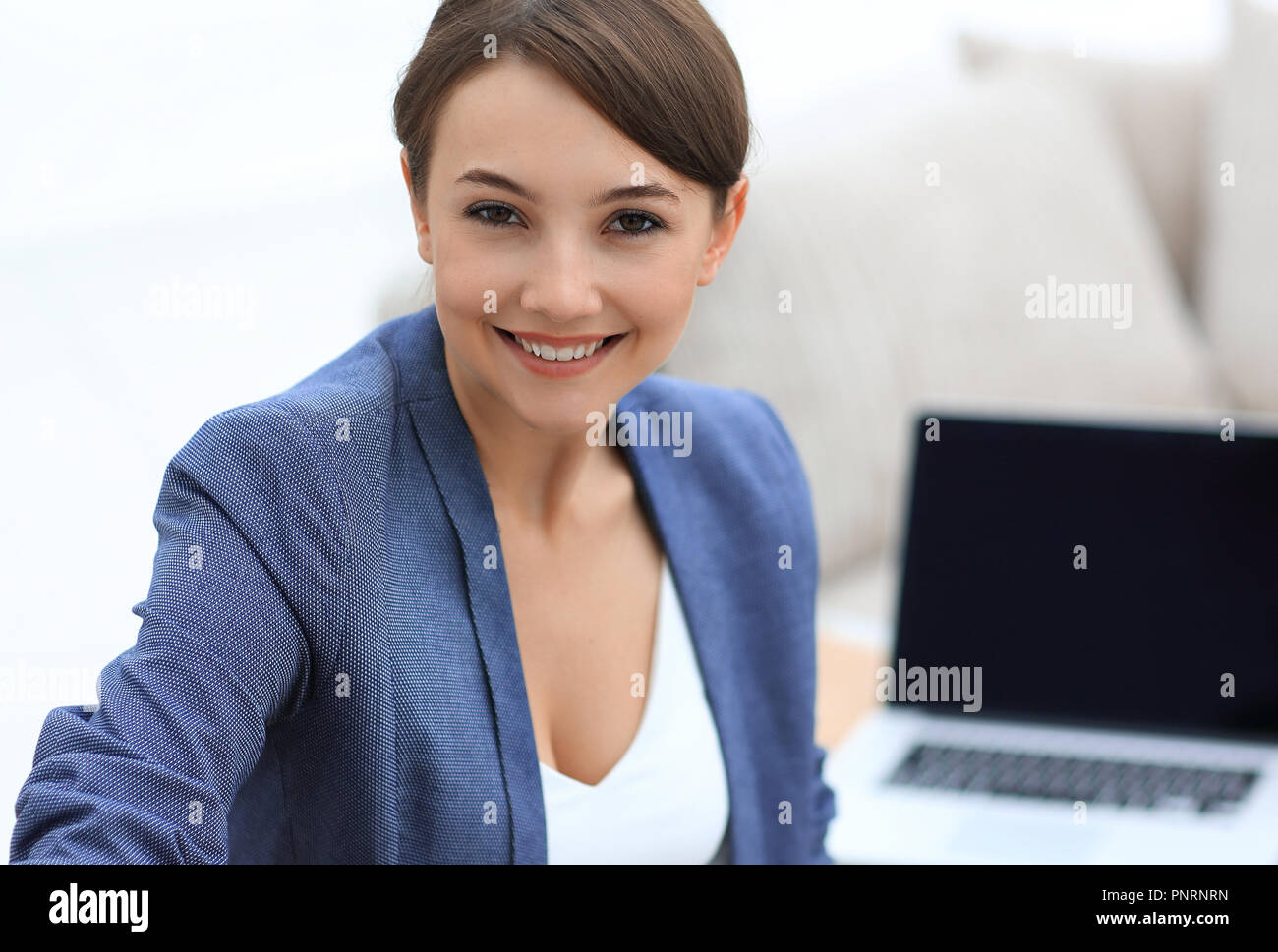 Closeup ritratto di una femmina di psicologo nel suo ufficio privato Foto Stock