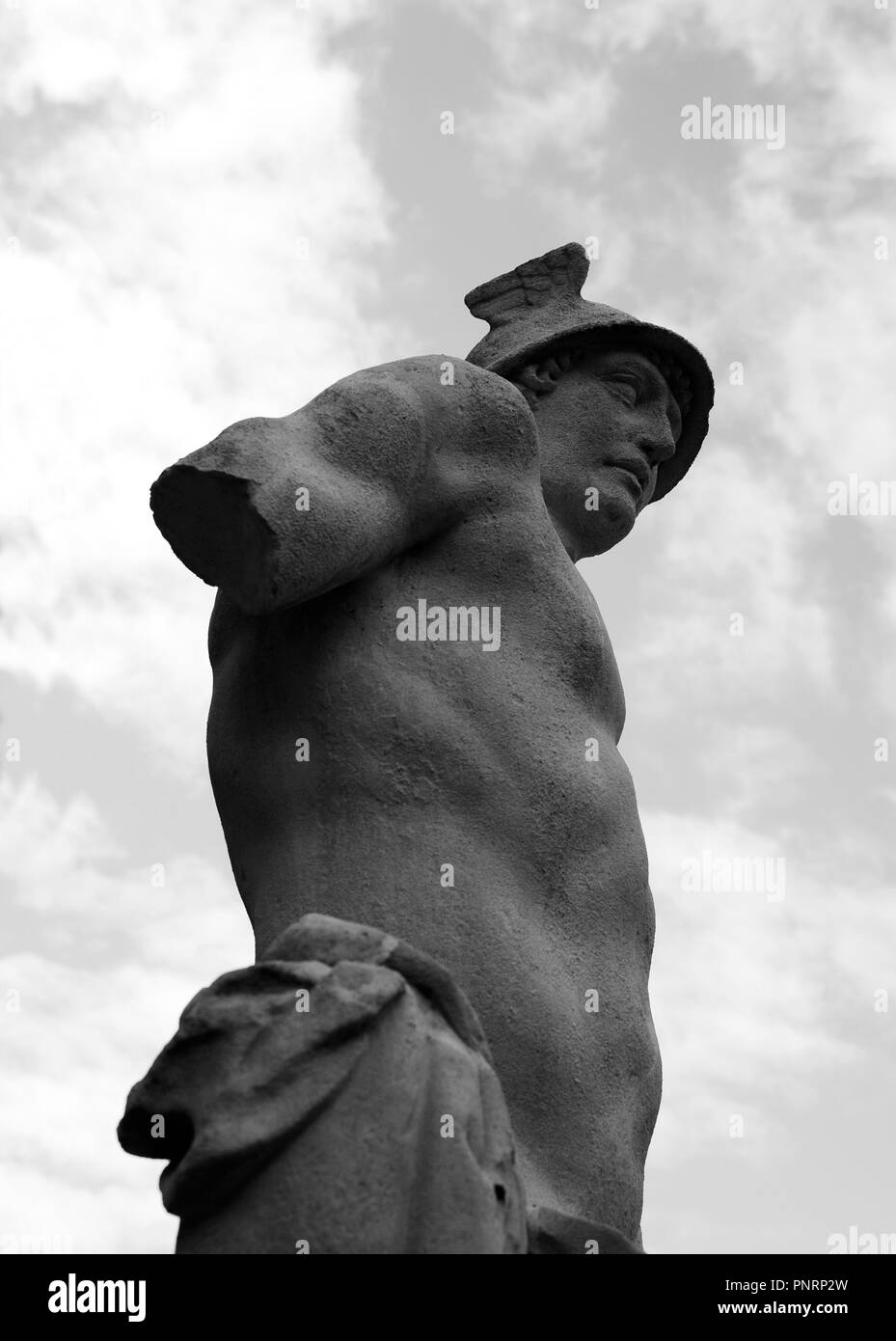 Close-up della statua del dio greco Hermes. Cielo e nubi in background. Este, Padova, Veneto, Italia Foto Stock