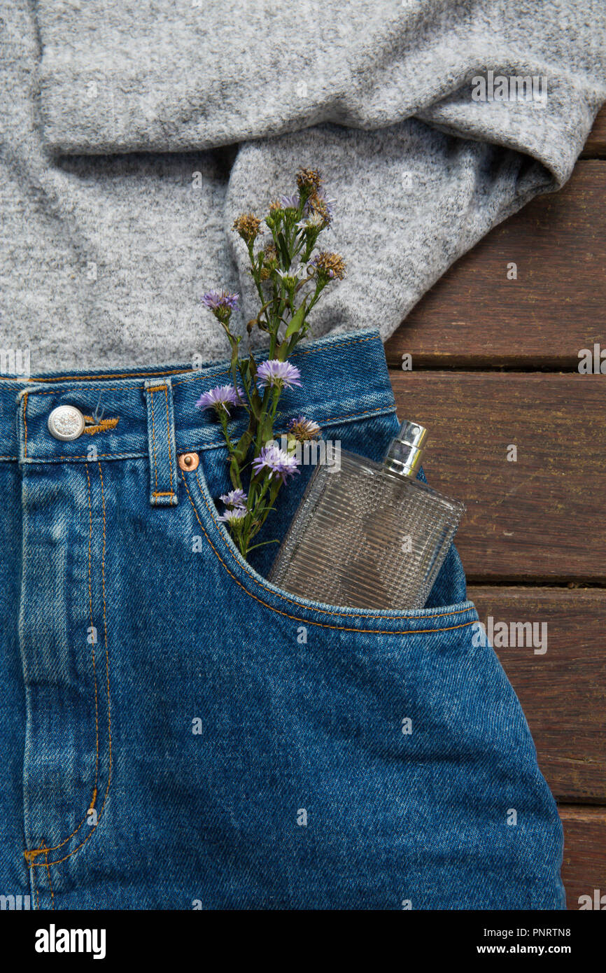 Autunno abito femminile. Set di vestiti, scarpe e accessori su sfondo di legno. Il concetto di moda Foto Stock