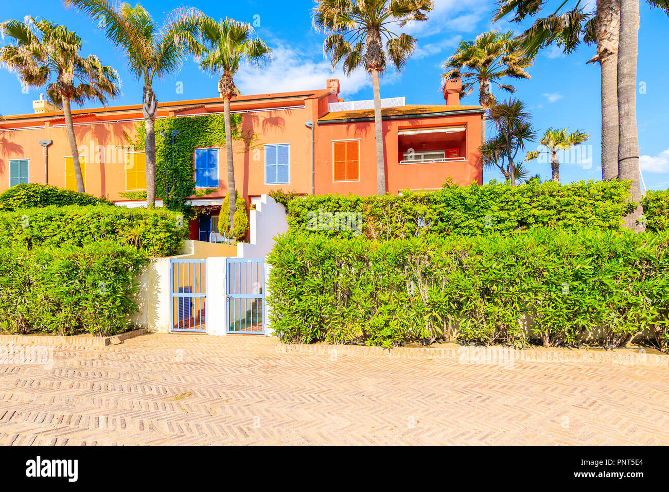 Belle case colorate a Sotogrande marina, Andalusia, Spagna Foto Stock