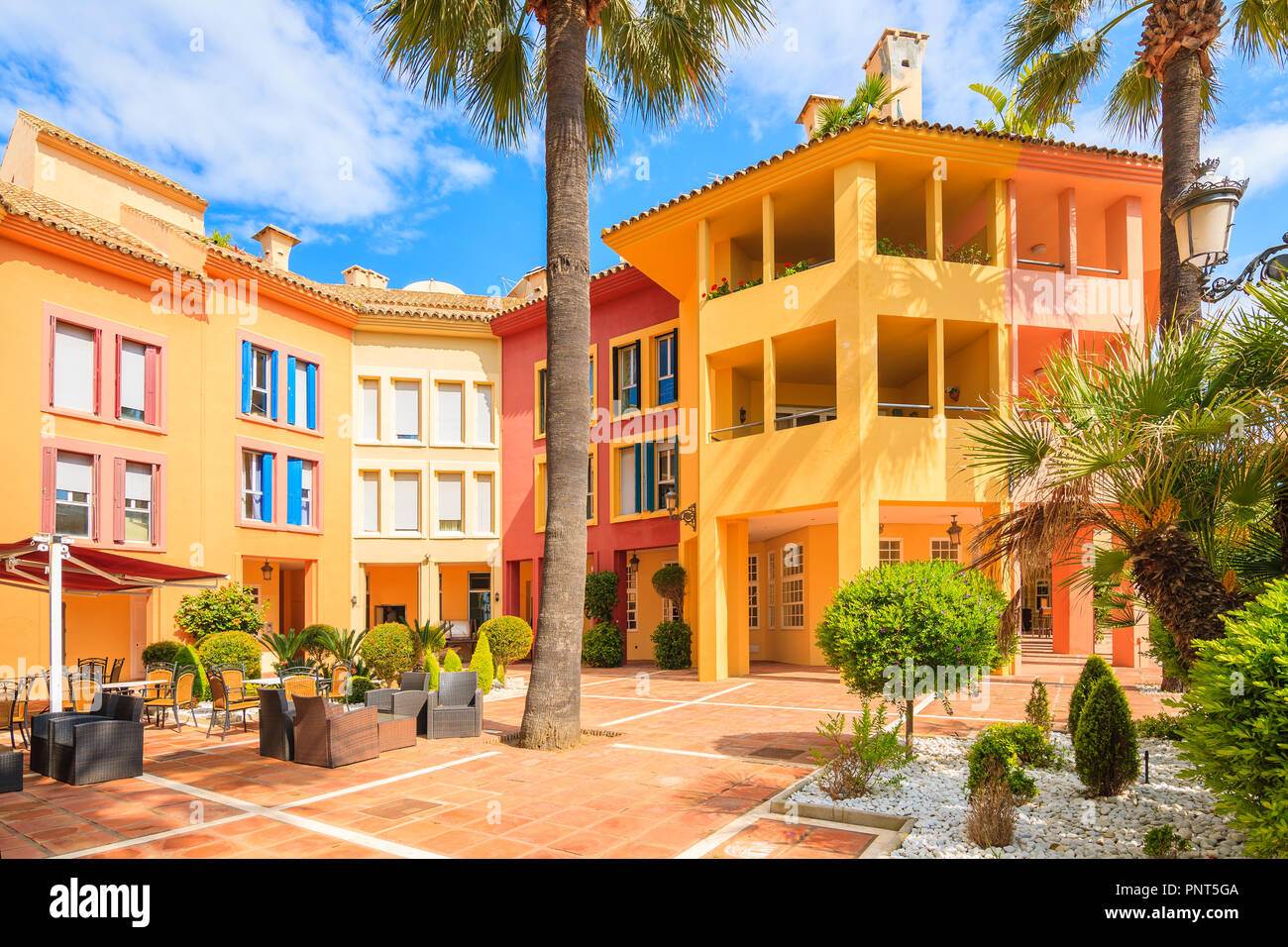 Belle case colorate a Sotogrande marina, Andalusia, Spagna Foto Stock