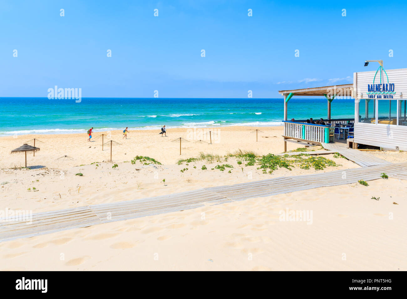 Spiaggia di Tarifa, Spagna - 8 Maggio 2018: terrazza ristorante sulla spiaggia di sabbia sulla Costa de la Luz costa..La Spagna è il secondo più visitato dai turisti di paese in EUR Foto Stock