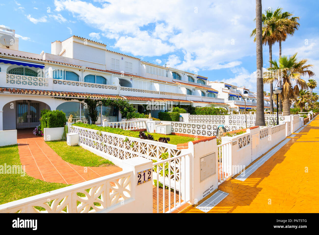 Appartamenti per vacanze sulla costa del mare vicino alla città di Estepona Costa del Sol Spagna Foto Stock