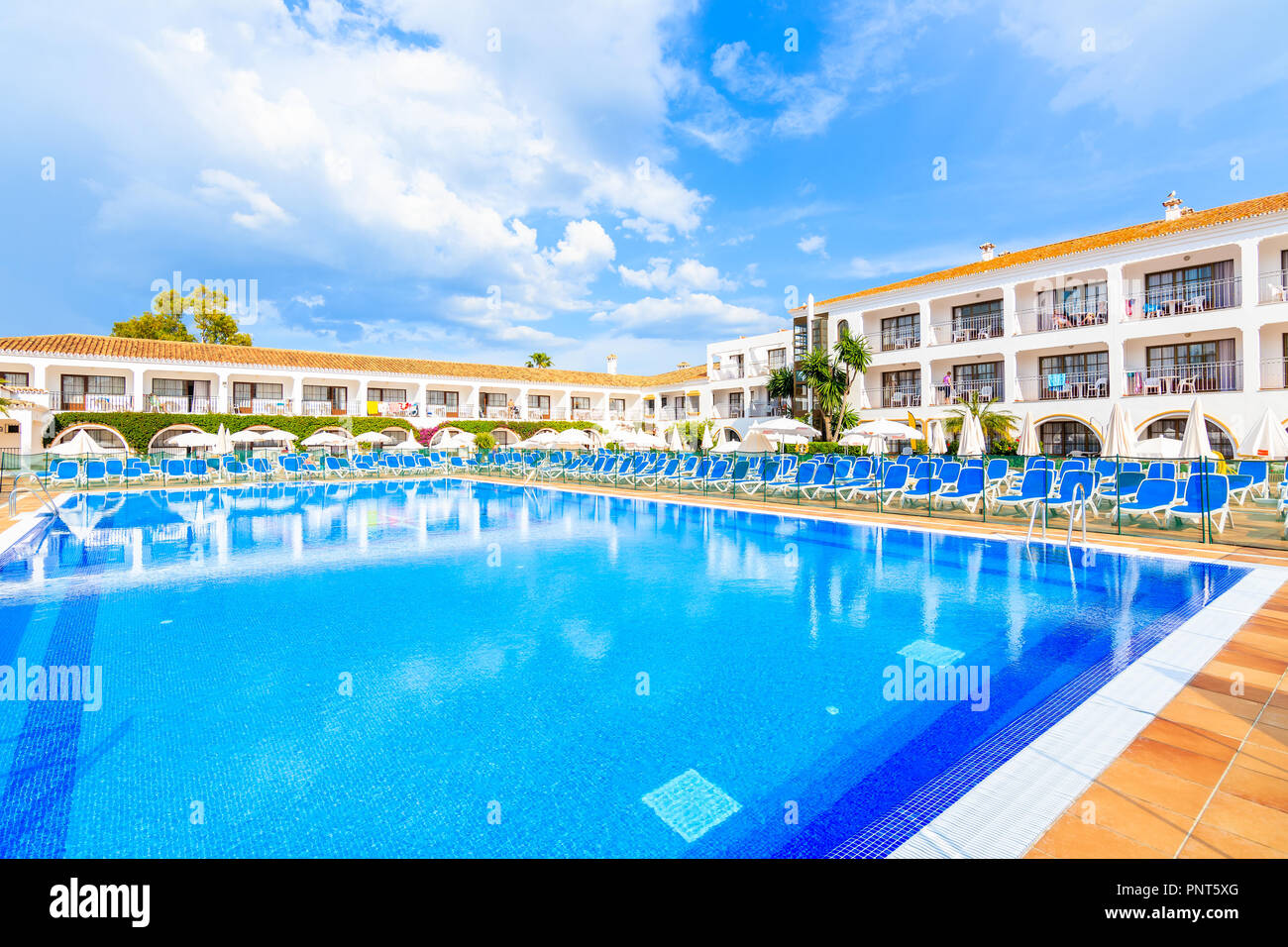 Città di MARBELLA, Spagna - 8 Maggio 2018: piscina di un hotel costruito in stile del tipico villaggio andaluso sulla Costa del Sol vicino a Malaga città. La Spagna è Foto Stock