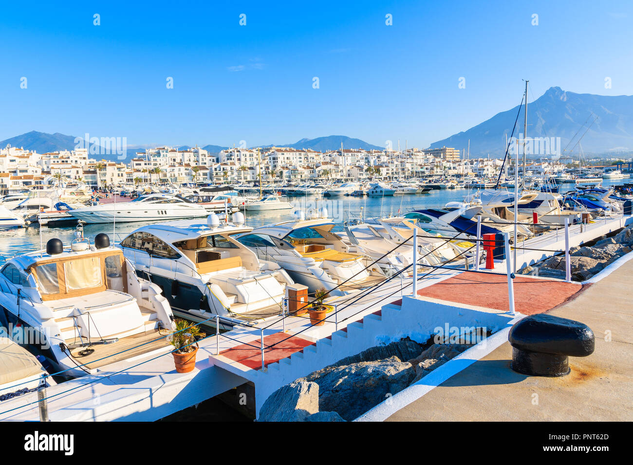 Vista del porto turistico di Puerto Banus con barche e case bianche in Marbella città di sunrise, Andalusia, Spagna Foto Stock