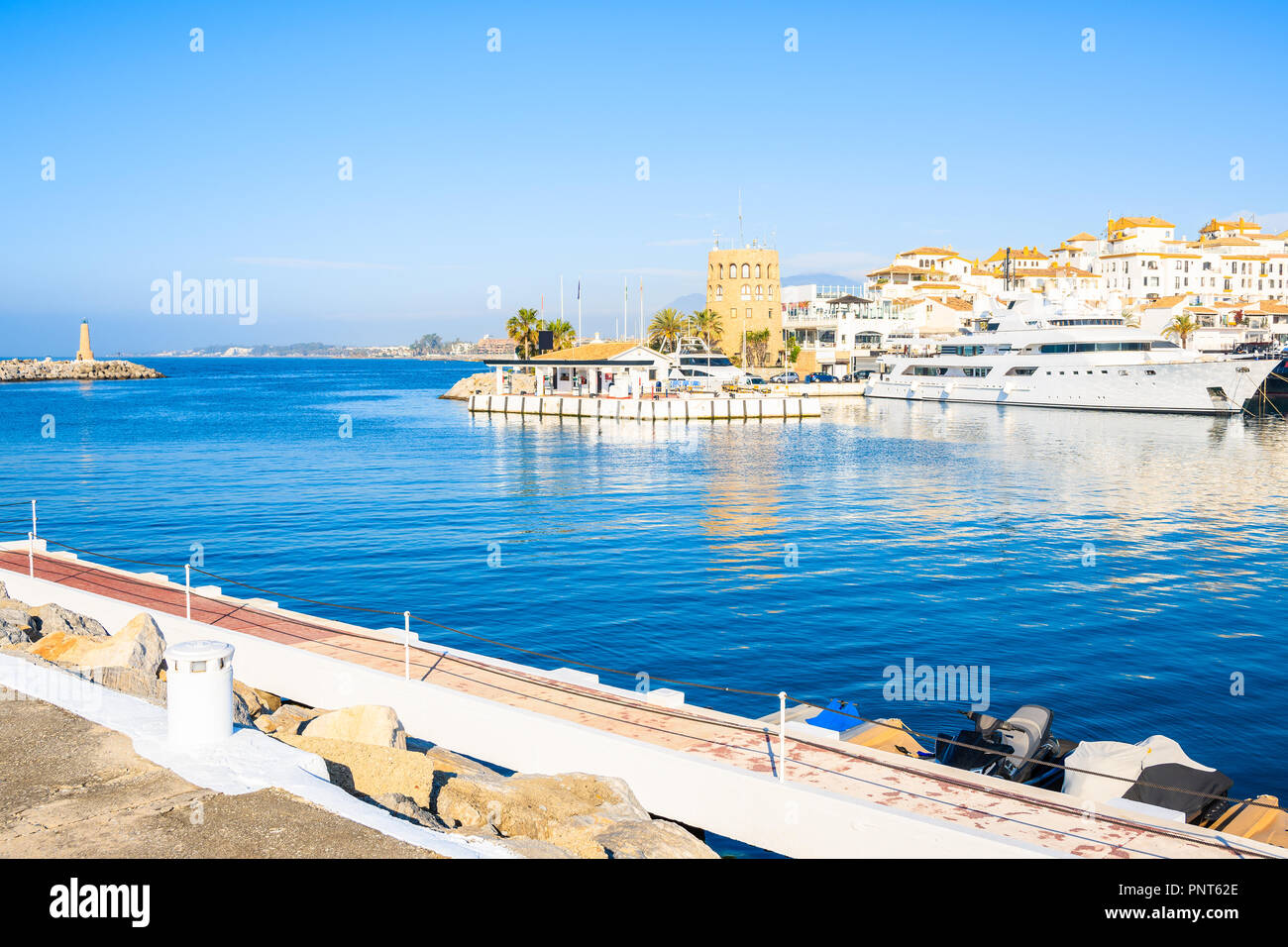 Vista del porto turistico di Puerto Banus con barche e case bianche in Marbella town, Andalusia, Spagna Foto Stock