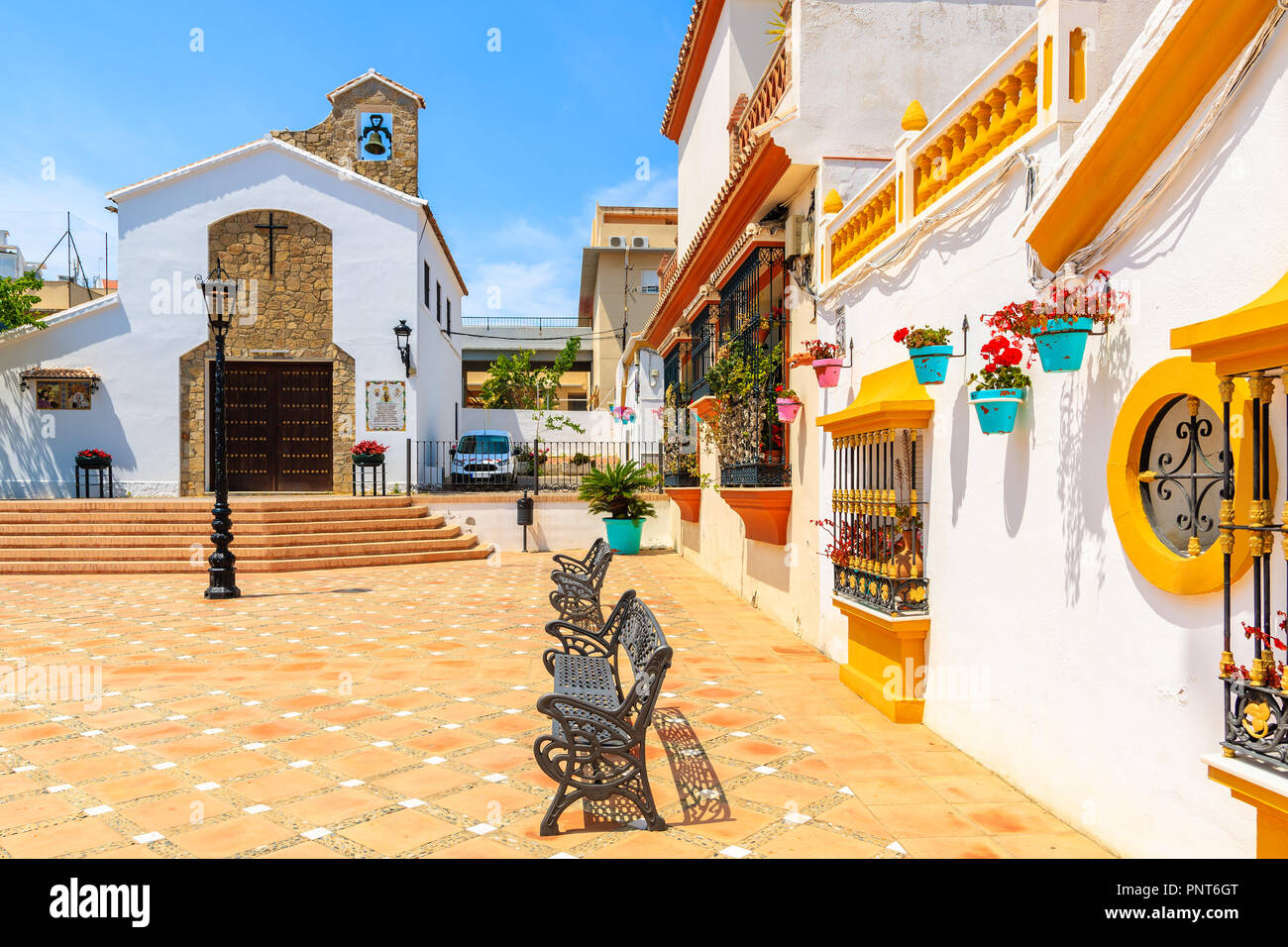 Bianco tipico edificio della chiesa sulla piazza di città di Estepona Costa del Sol Spagna Foto Stock