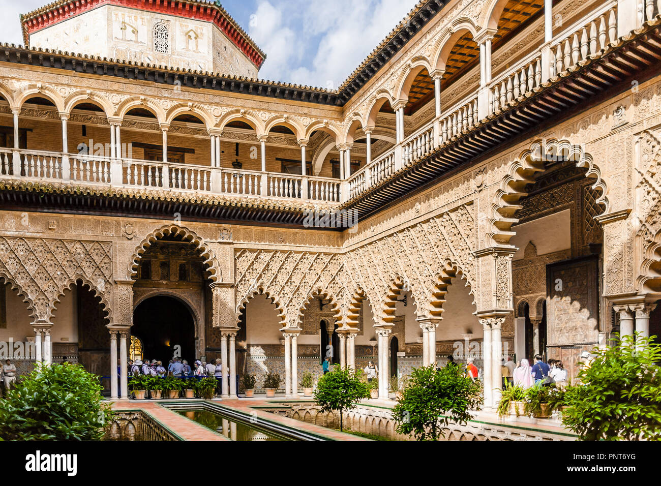 Vista della decorazione ornati nel cortile interno di Reales Alcazares, Siviglia, Spagna. Foto Stock