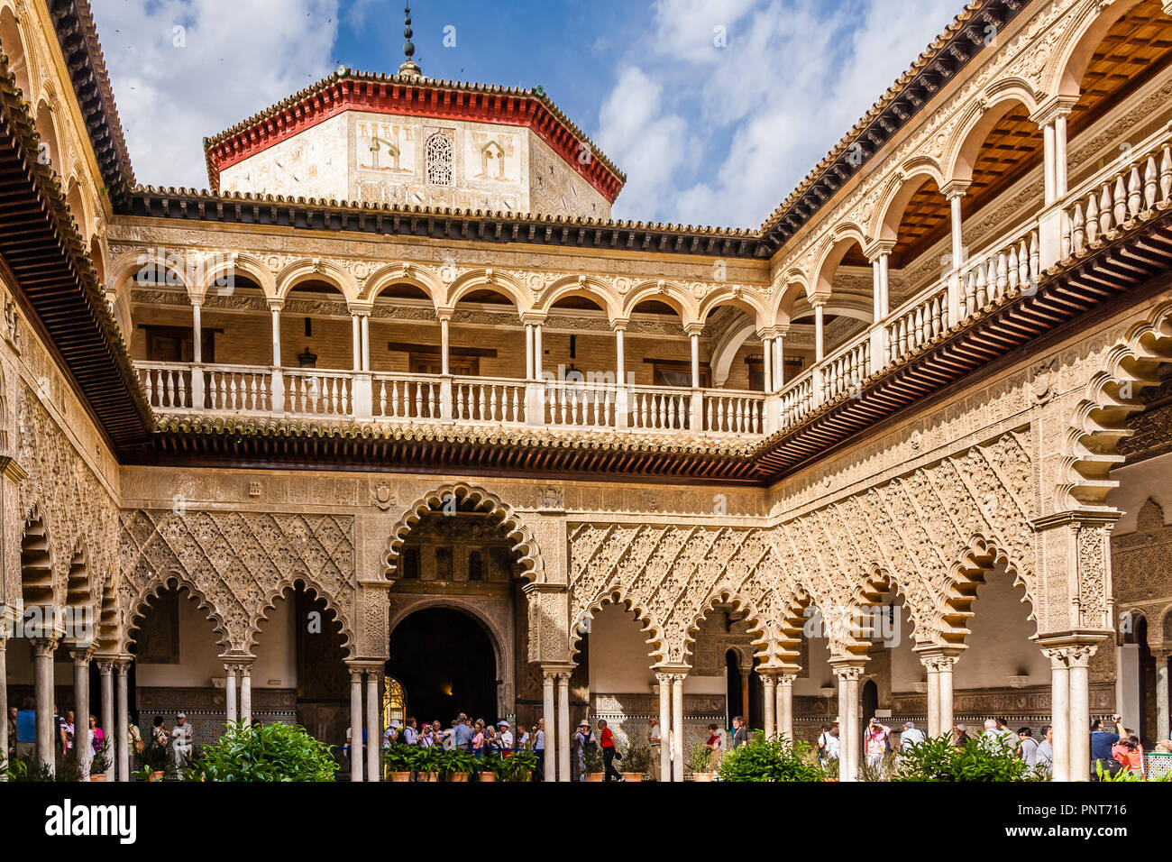 Vista di archi int il cortile interno di Reales Alcazares, Siviglia, Spagna. Foto Stock