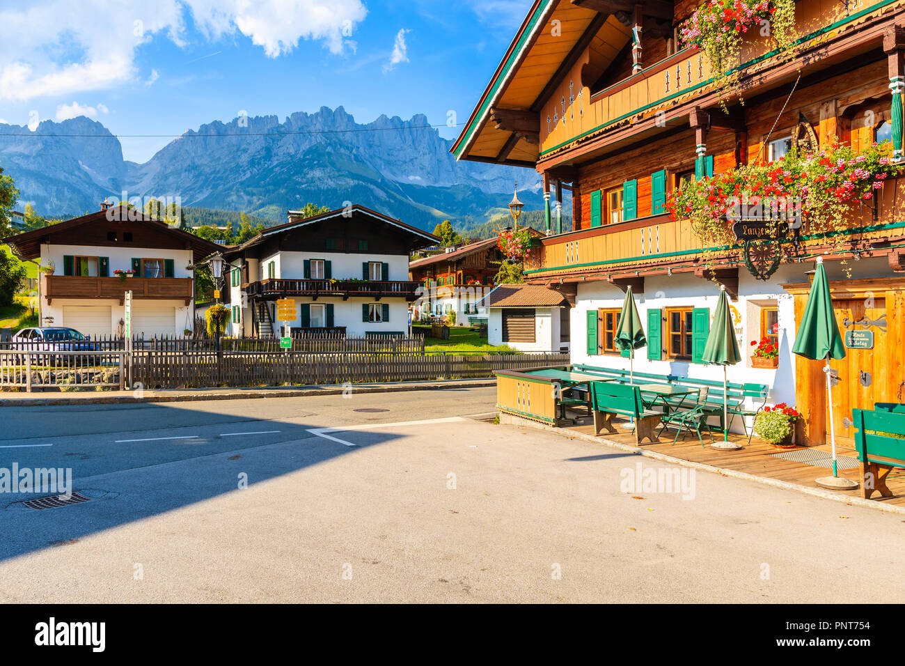 Tirolo, Austria - Luglio 29, 2018: tipico alpino in legno guesthouse contro lo sfondo delle montagne a Going am Wilden Kaiser villaggio sulla soleggiata giornata estiva. Th Foto Stock