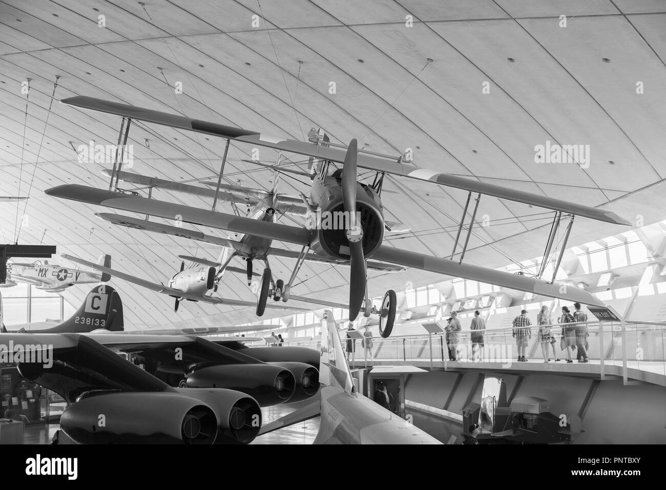 Miscela di U.S e British aerei militari sul display nel museo di Duxford Foto Stock