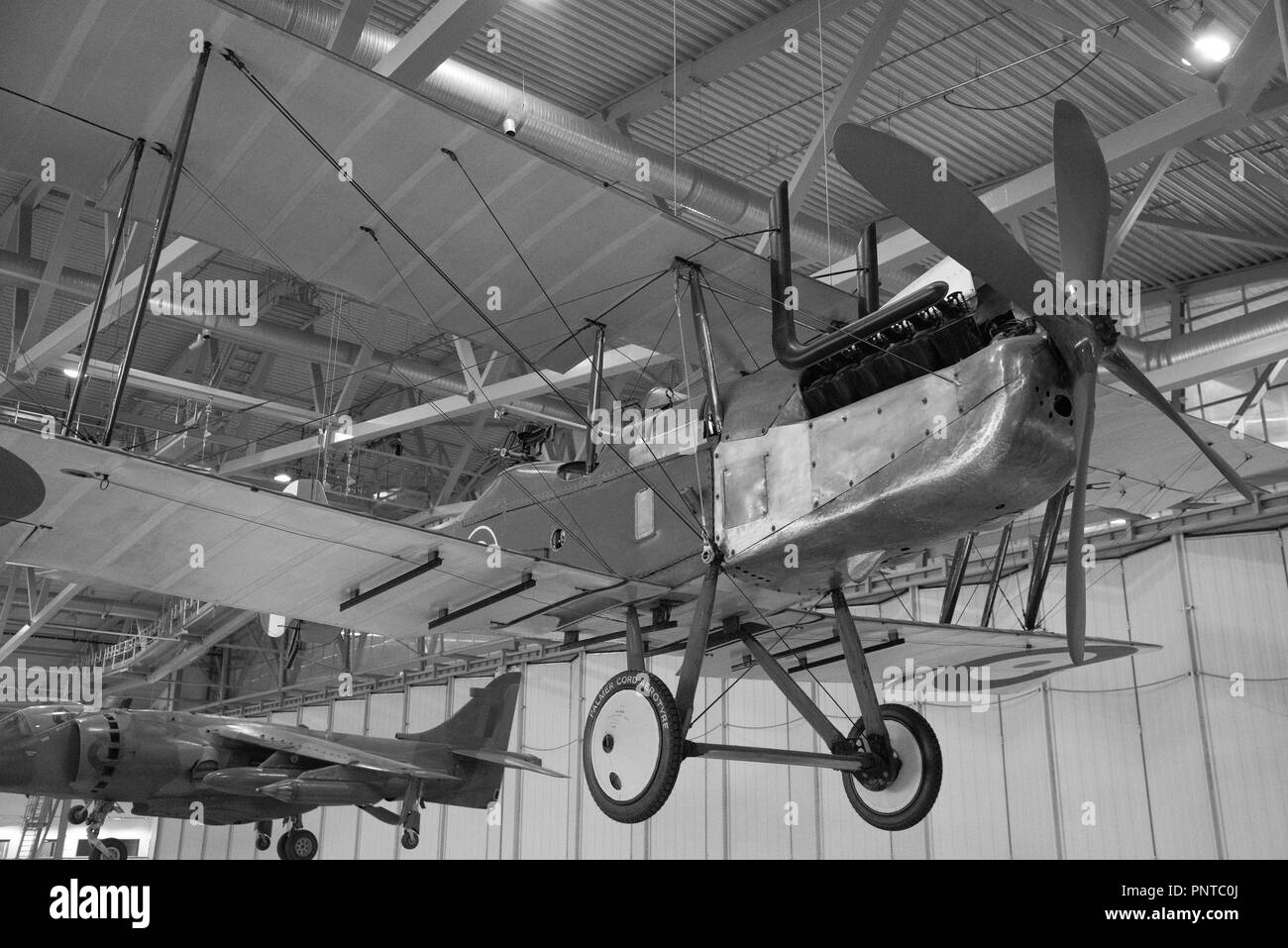 Miscela di U.S e British aerei militari sul display nel museo di Duxford Foto Stock