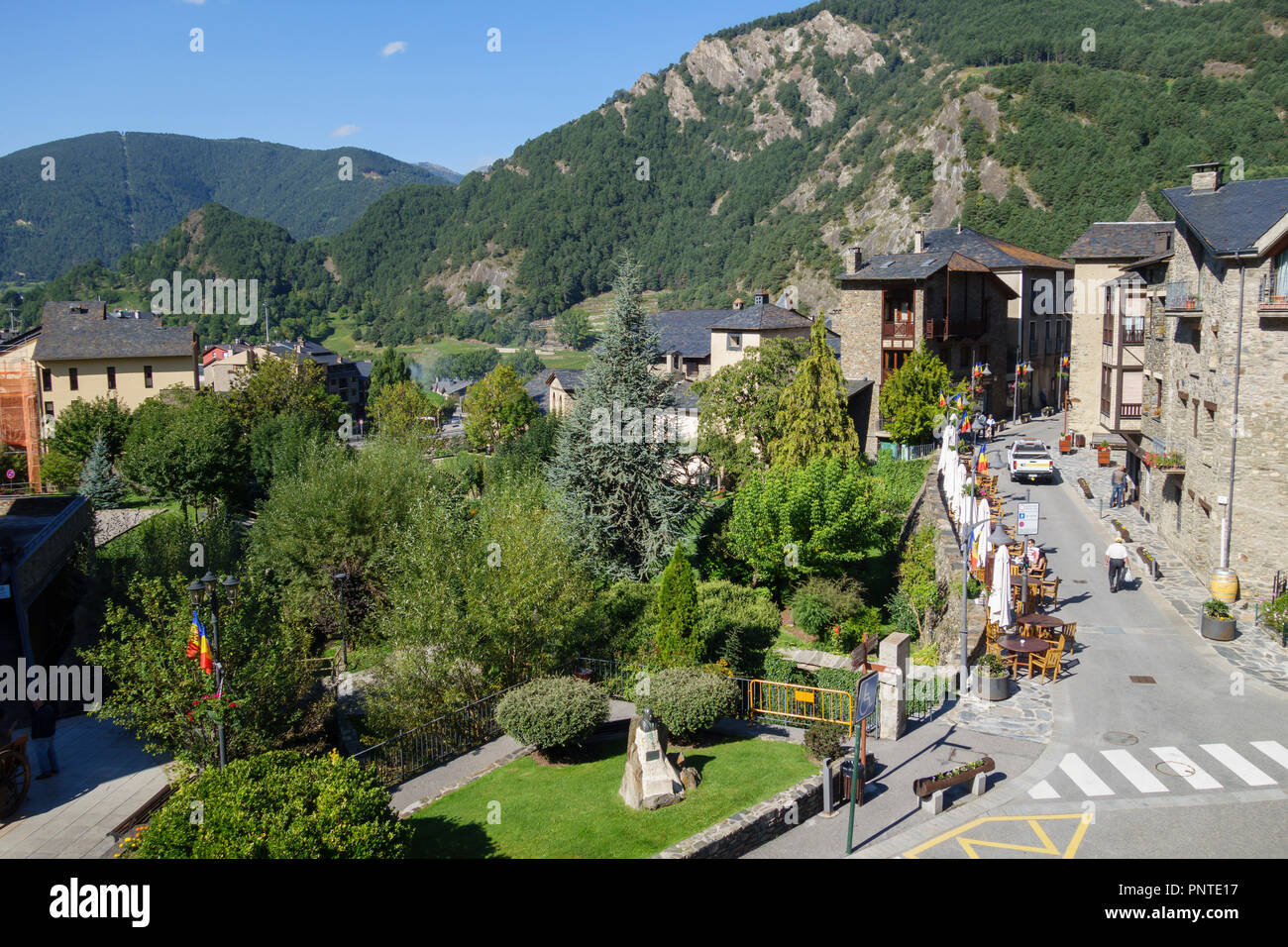Ordino, Andorra: Settembre 11, 2018: case di pietra e chiesa di Ordino, la più settentrionale parrocchia nel Principato di Andorra. Foto Stock