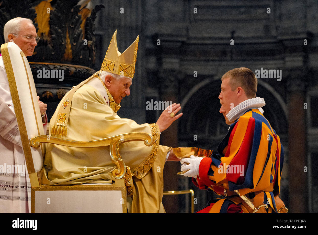 Cinque centenario della fondazione del Corpo della Guardia Svizzera Pontificia: la massa di Sua Santità il Papa Benedetto XVI nella Basilica di San Pietro, oggi 6 maggio 2006, un momento della processione di offerte Foto Stock