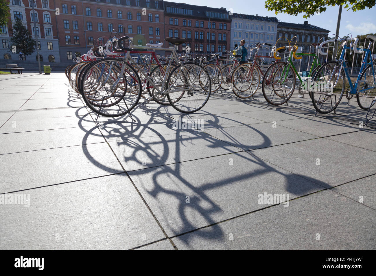 Biciclette per vendita in Israels Plads, Israele Square, Copenaghen, un sabato di mercato delle pulci. Ombre lunghe di biciclette retroilluminato. Assemblati in background Foto Stock