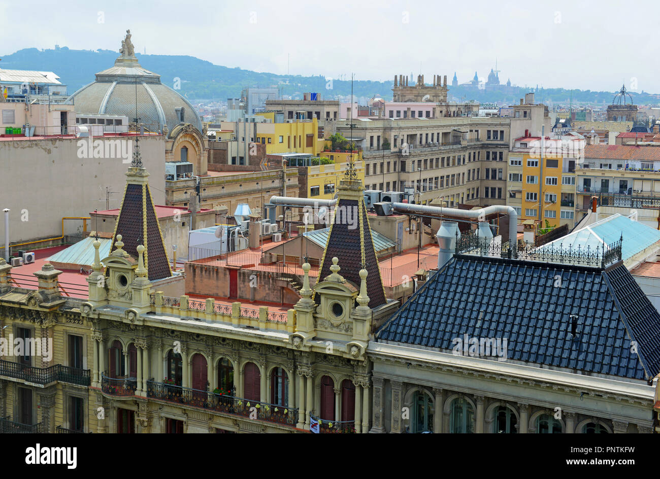 Vista orizzontale della costruzione di tetti e di architettura, Barcellona, Spagna Foto Stock