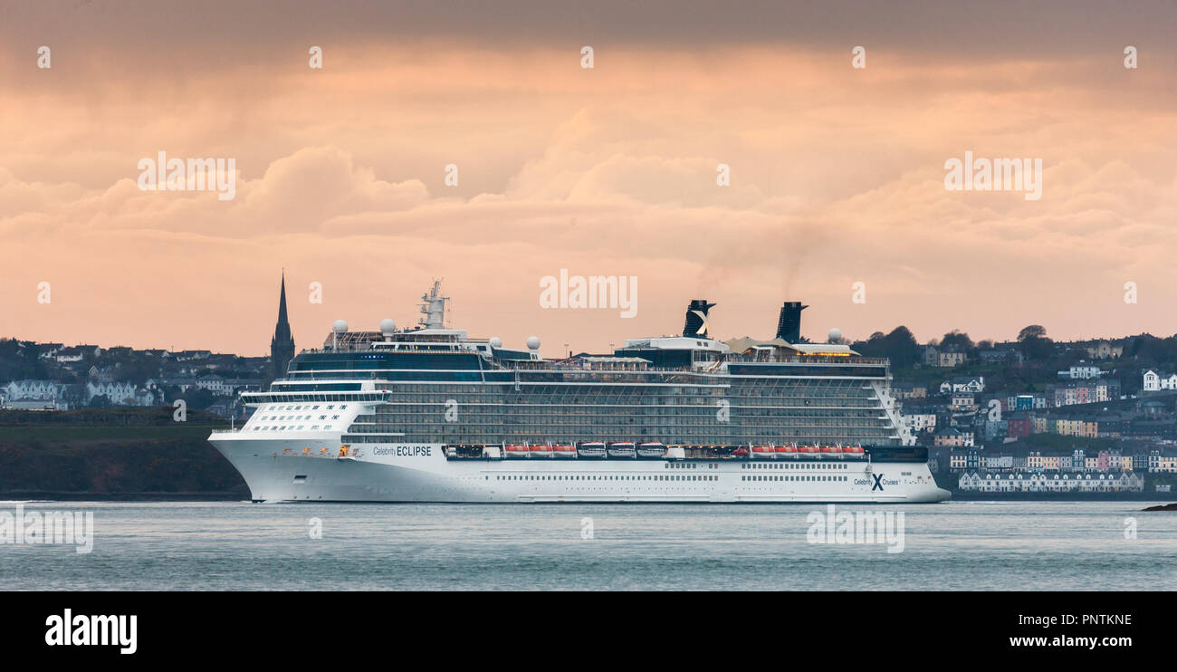 Cobh, Irlanda. Xxvii Aprile, 2018. La cittadina di Cobh Co. Cork agisce come uno sfondo per la camicia Celebrity Eclipse come ella si diparte sulla prossima tappa del suo cru Foto Stock