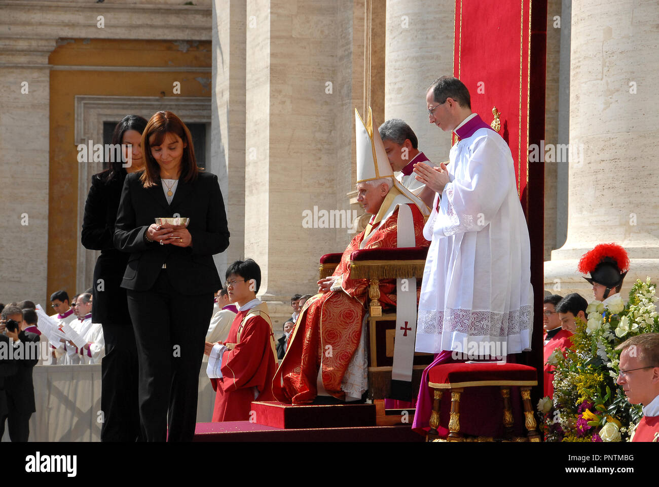 Vaticano Cirty Piazza San Pietro il Papa Benedetto XVII - 02/04/2008 -III ANNIVERSARIO DELLA MORTE DEL SERVO DI DIO GIOVANNI PAOLO II OMELIA DI SUA SANTITÀ BENEDETTO XVI Foto Stock