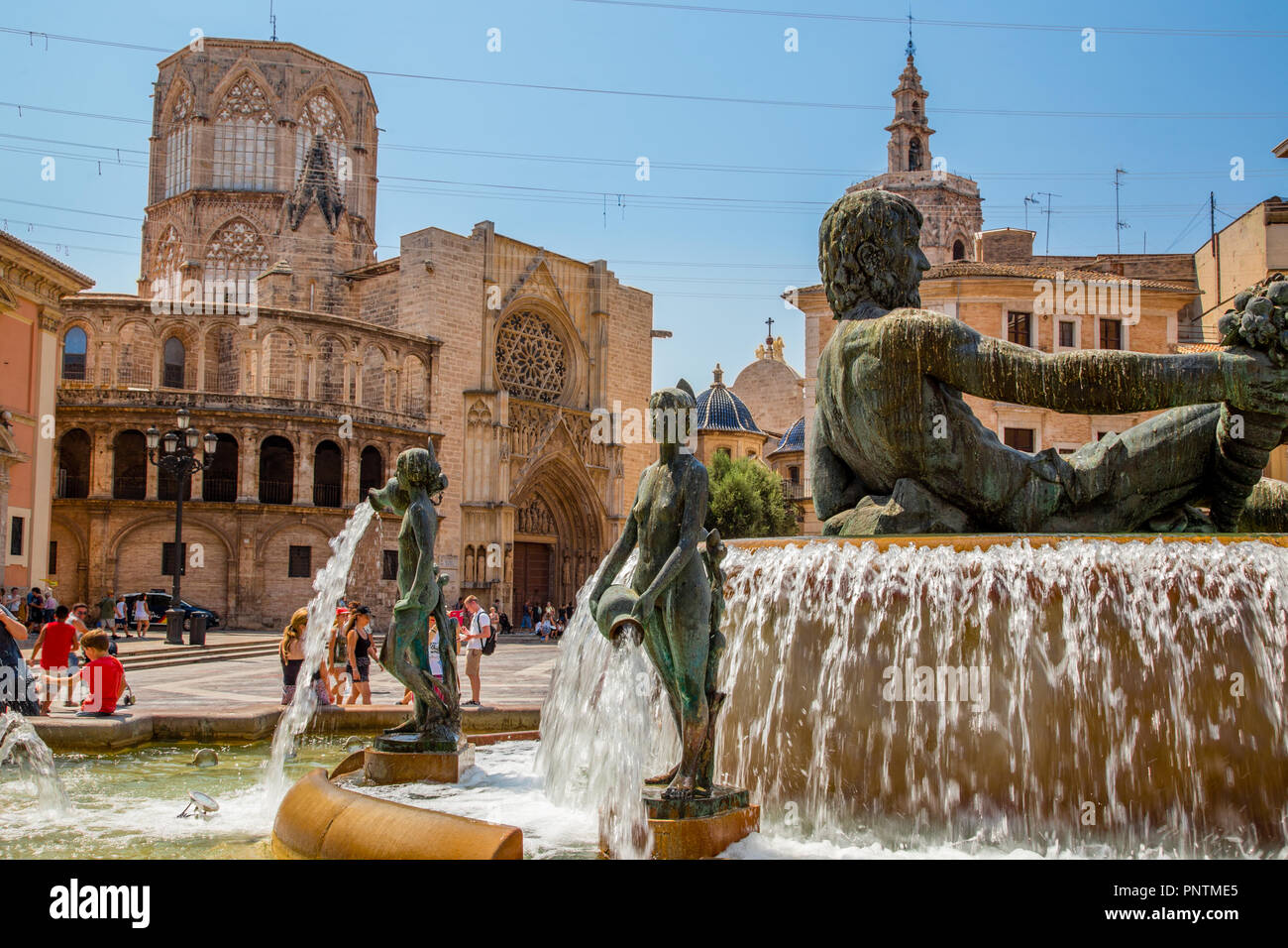 Cattedrale Metropolitana di Valencia visto da Plaza de la Virgen con fontana di Turia in primo piano, Comunità Valenciana, Spagna Foto Stock