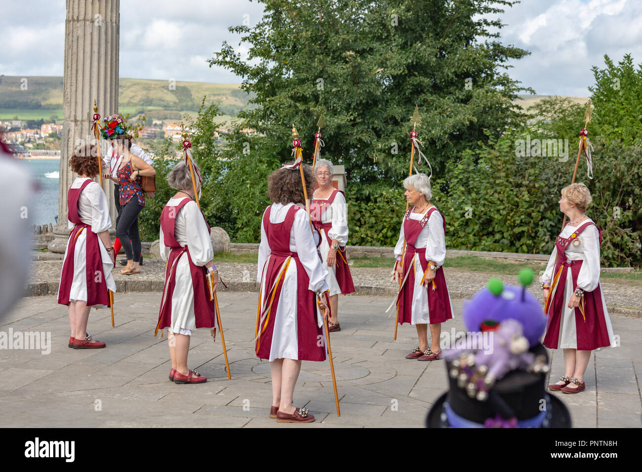 Swanage Folk Festival Domenica 9 settembre 2018 le folle che accorrono per guardare il divertimento di Morris Dancing in the sun. Foto Stock