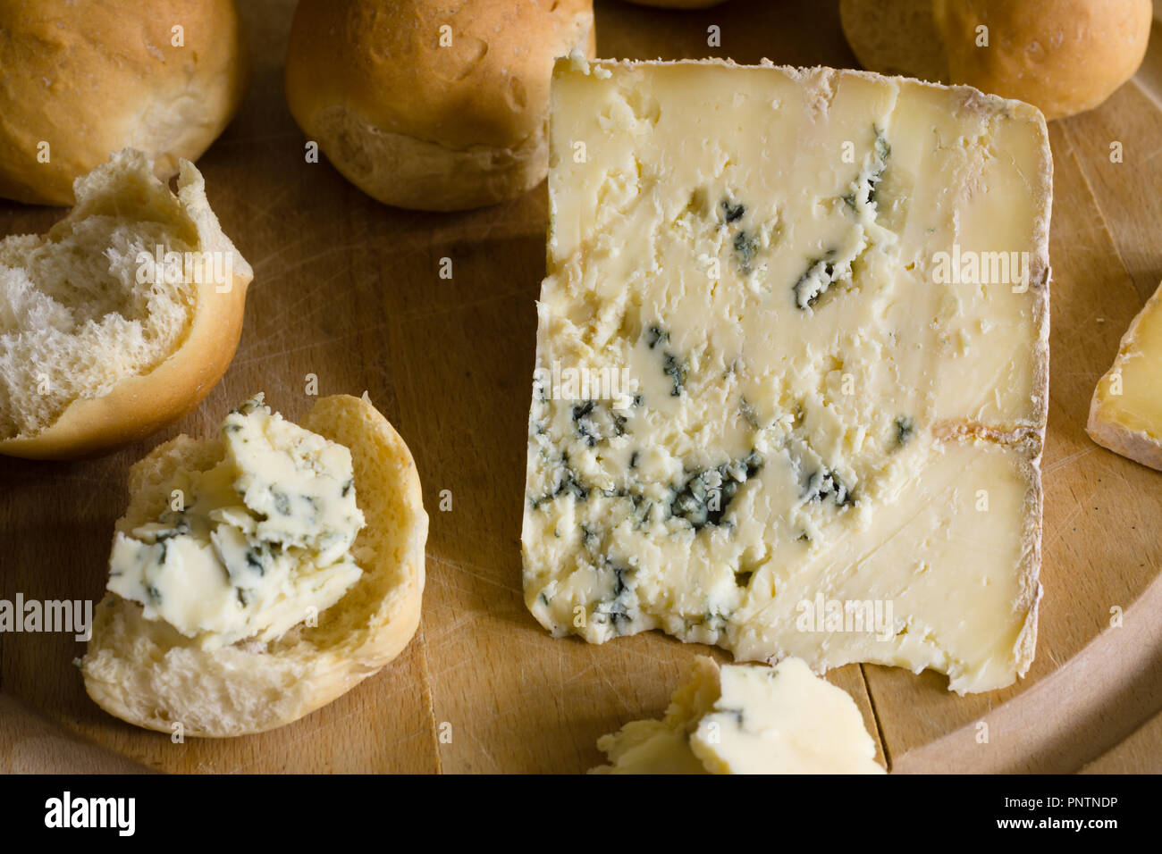 Blue Vinny un tradizionale formaggio prodotto in Sturminster Newton nel Dorset in Inghilterra, da non pastorizzato di latte scremato. Servita con manopole di Dorset Foto Stock