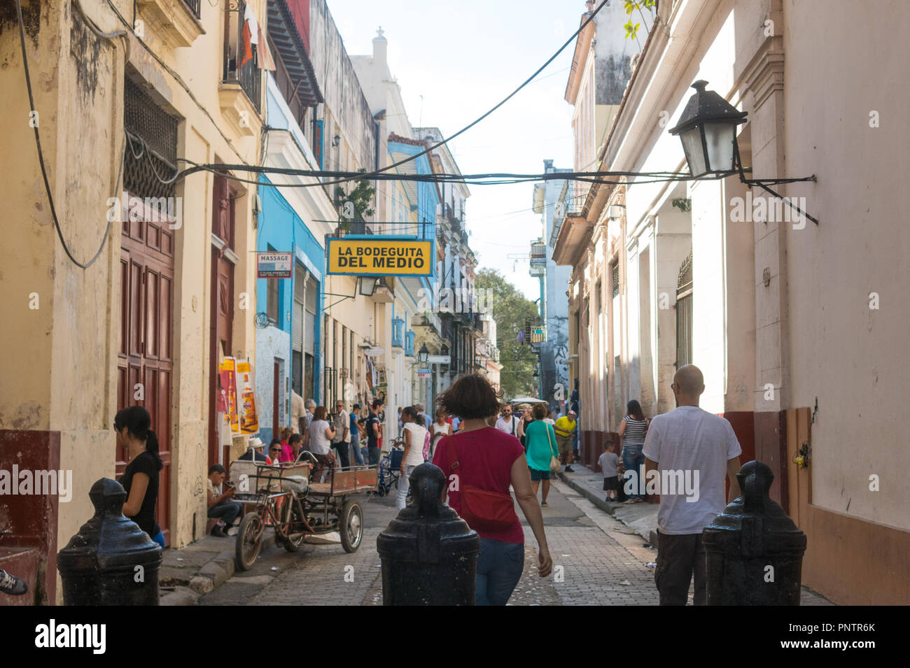 L'Avana, Cuba - Gennaio 16, 2017: Bar La Bodeguita del medio, sulla strada Obispo. I turisti a piedi in una scena quotidiana nella Avana Vecchia, in una giornata di sole. L'Avana Foto Stock