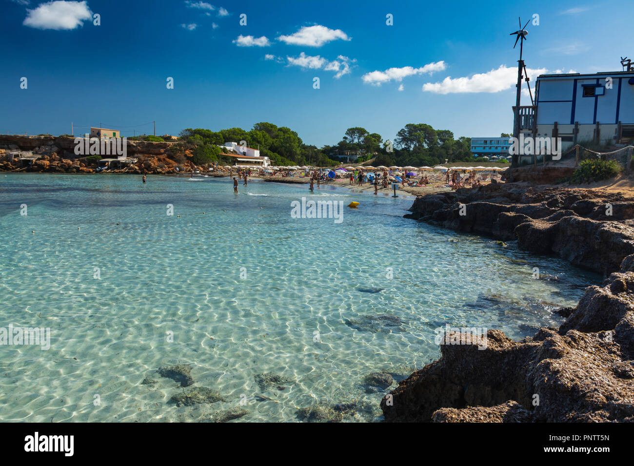 Formentera, Isole Baleari, Spagna, 13 settembre 2017. Cala Saona, a nord dell'isola. Piccola insenatura vicino a ville e alberghi Foto Stock