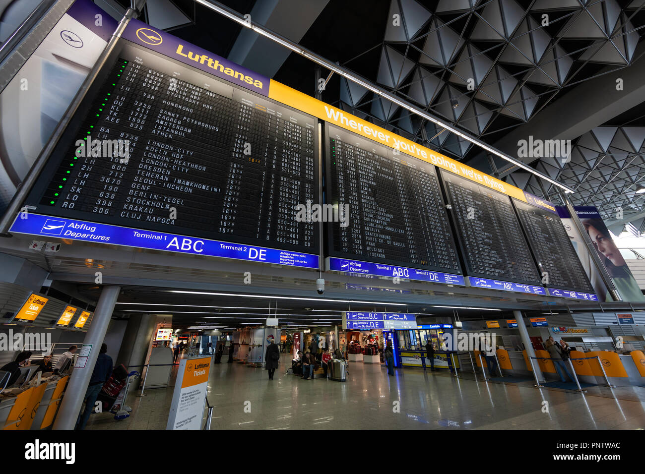 Ampie informazioni sul volo pensione all'aeroporto di Frankfurt am Main, Germania Foto Stock