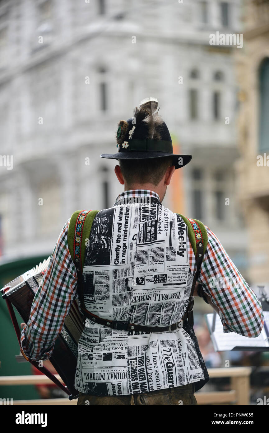 Graz, Stiria, Austria. Grande Festival della Cultura Folkloristica nella capitale Stiria, Graz. Musicista in costume tradizionale al Folk Culture Festival Foto Stock