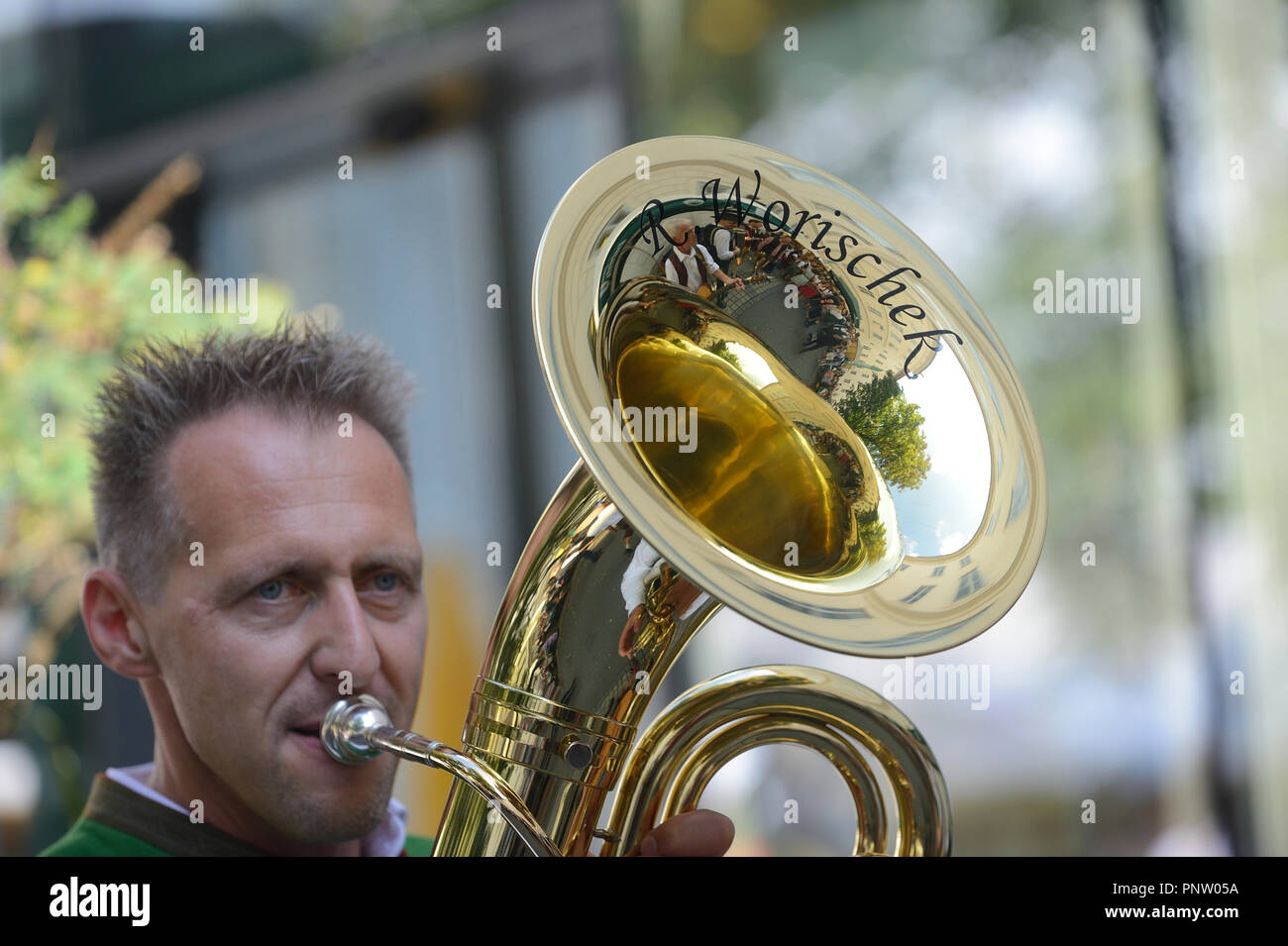 Graz, Stiria, Austria. Grande Festival della Cultura Folkloristica nella capitale Stiria, Graz. L'immagine mostra il musicista con strumento in ottone a Graz, Stiria Foto Stock