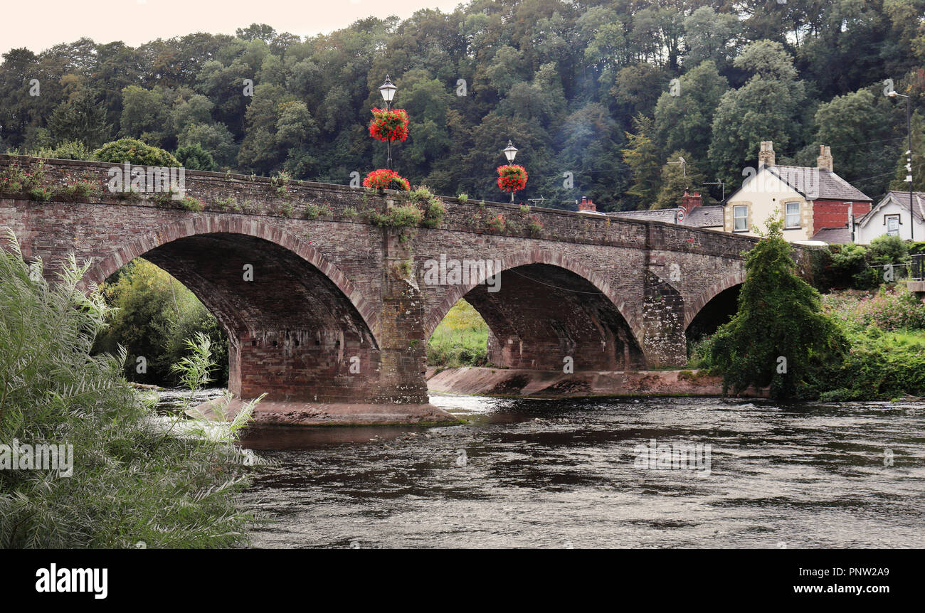 Ponte sul fiume Usk presso la città di Usk in Monmouthshire, Galles del Sud Foto Stock