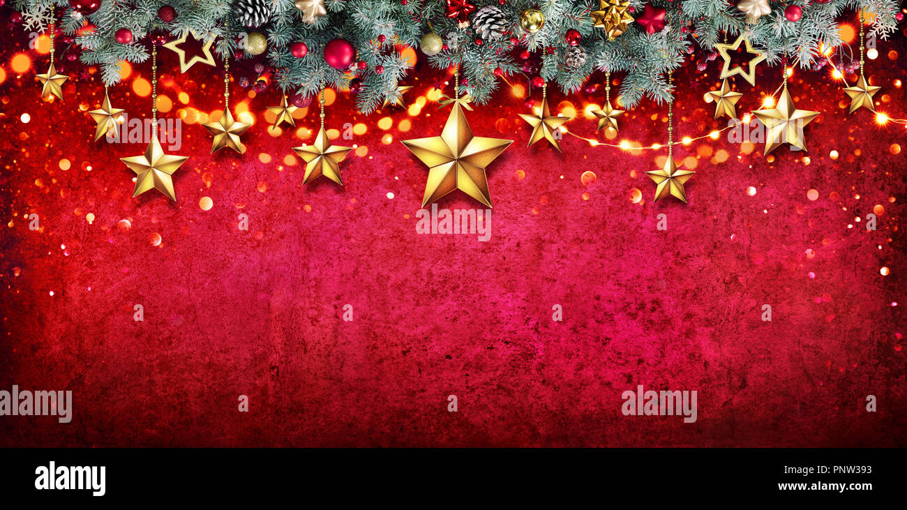 Scheda di Natale - abete Ghirlanda con stelle appesi sulla Parete Rossa Foto Stock