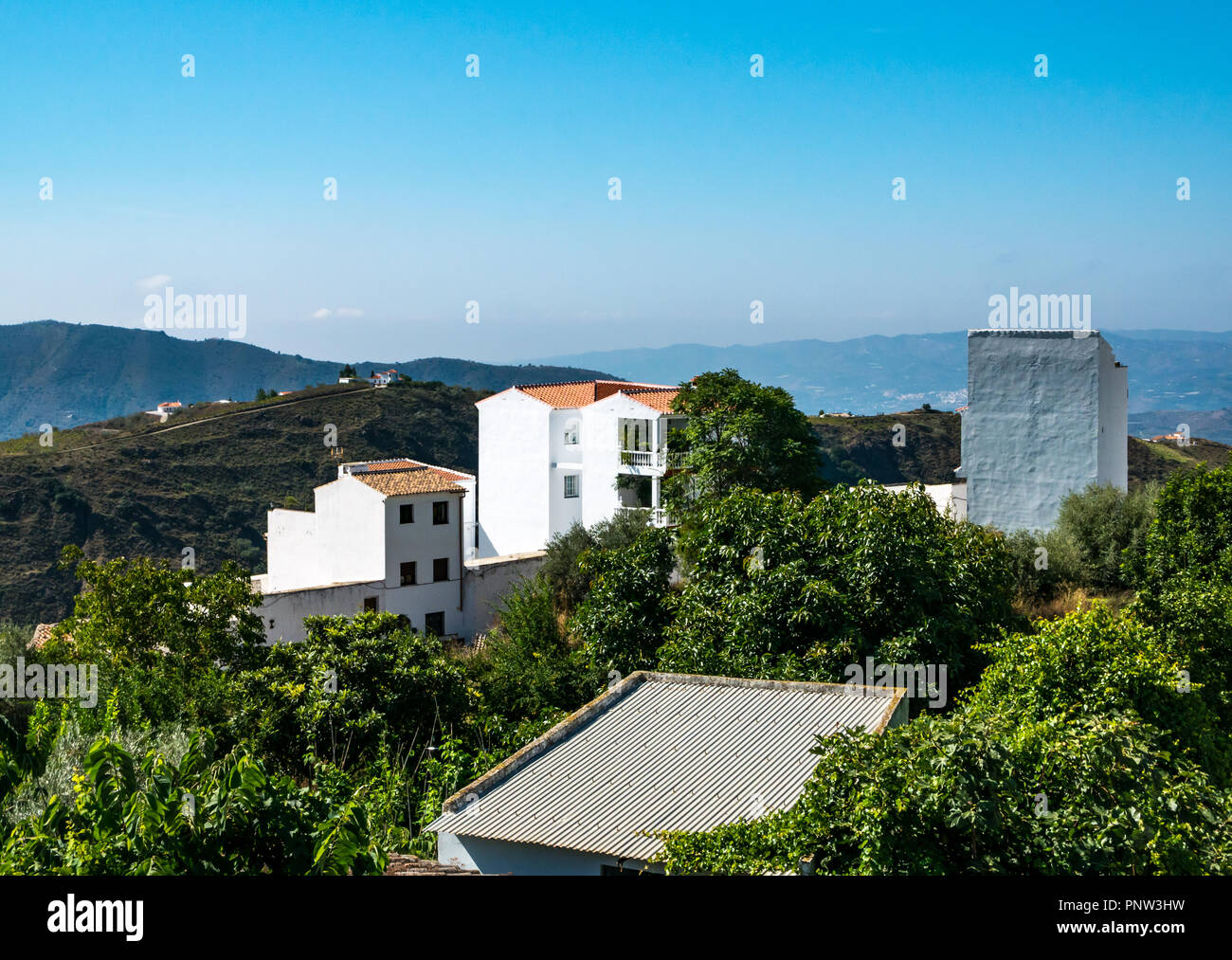 Case bianche sulla collina con vista del paesaggio, Canillas de Acietuna, Mudejar route, Axarquia, Andalusia, Spagna Foto Stock