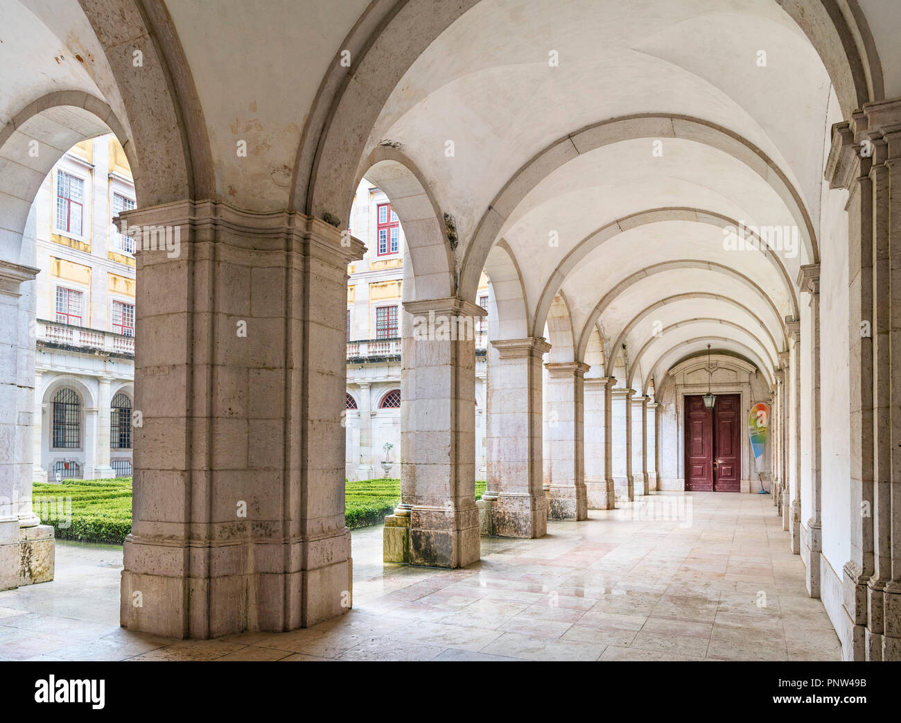 I chiostri del palazzo di Mafra ( Mosteiro Palacio Nacional de Mafra ), Mafra, Portogallo Foto Stock