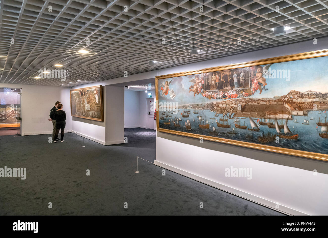 I visitatori che desiderano guardare dipinti Nel Museu Nacional de Arte Antiga (Museo Nazionale di Arte Antica) Lisbona, Portogallo Foto Stock