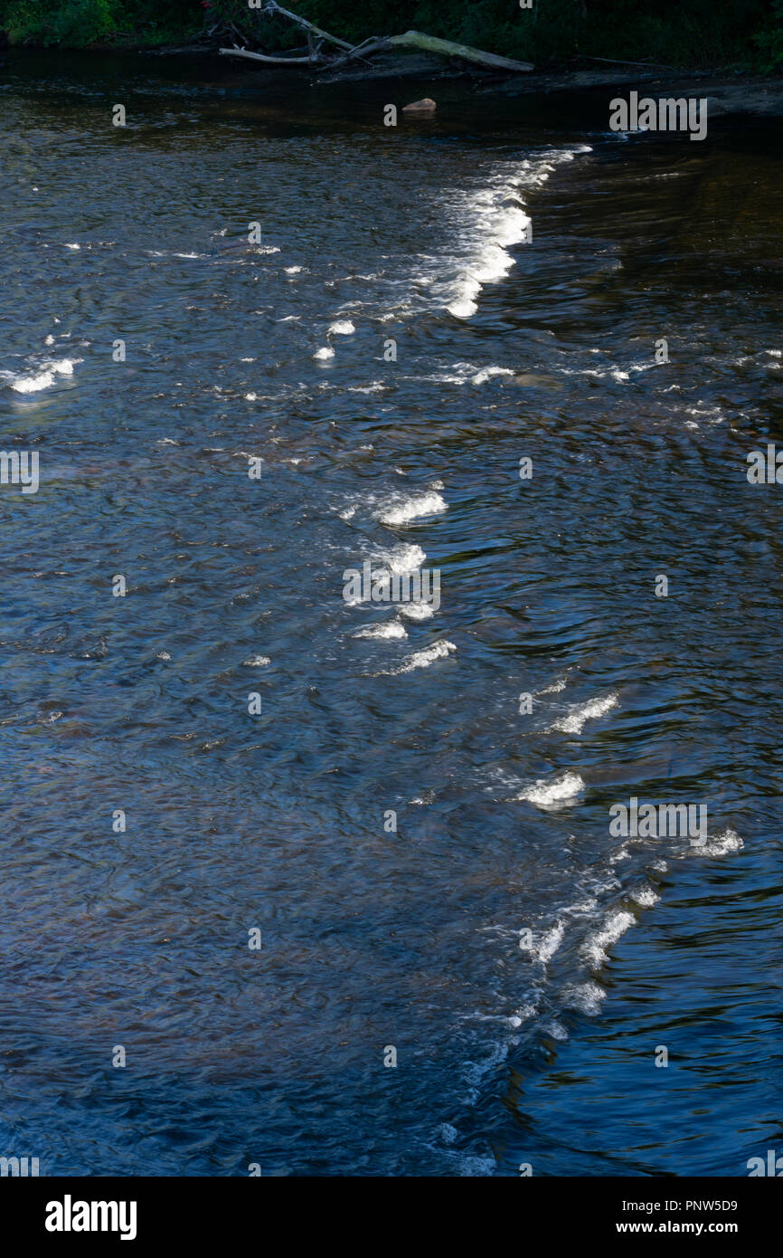 Poco rapide sul fiume Saranac man mano che fluisce verso il lago Champlain Foto Stock