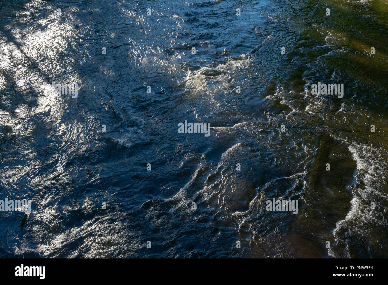 Increspature e acqua bianca formato come un fiume che scorre su rocce Foto Stock Increspature e acqua bianca formato come un fiume che scorre su rocce Foto Stock